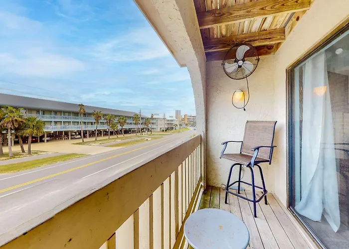 Partial Lagoon-view Charming With Access Minutes Away *